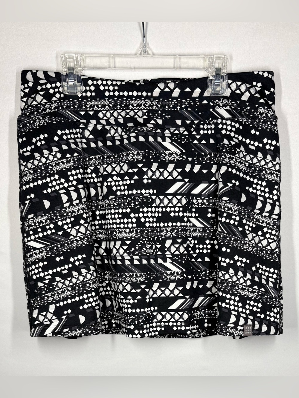 Like New Title Nine Dream Skort Skirt in Black & White Geometric Pattern. Medium